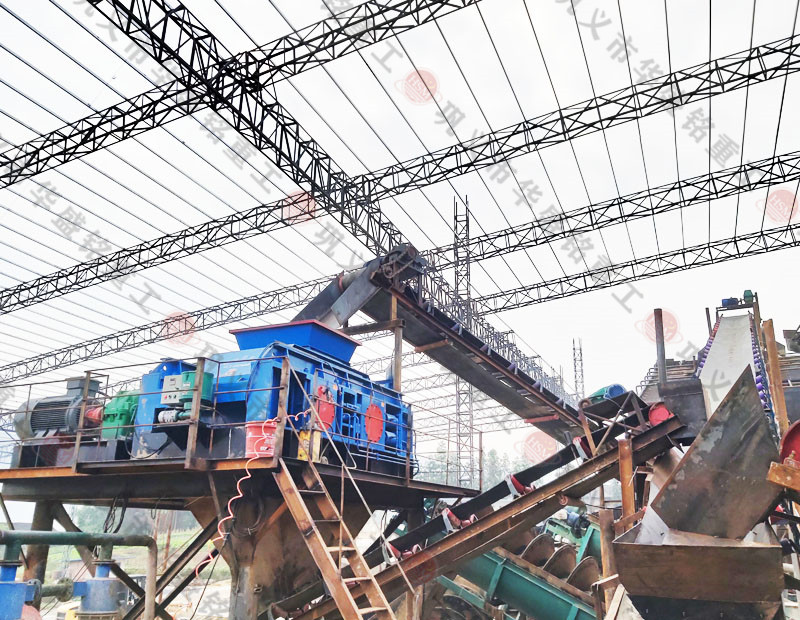 星空平台对辊破碎机发往云南普洱制砂现场