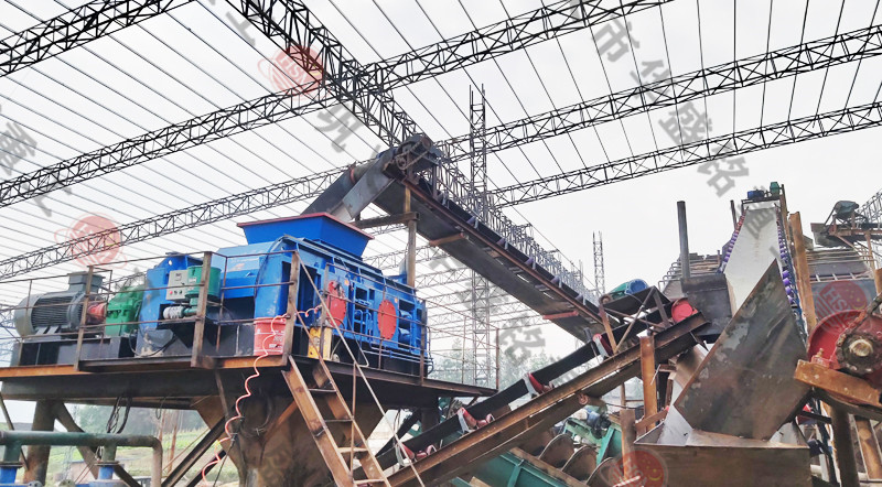 星空平台对辊破碎机发往云南普洱制砂现场