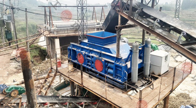 星空平台对辊破碎机发往云南普洱制砂现场