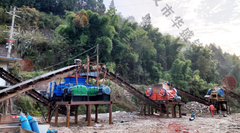 星空平台对辊破碎机发往云南普洱制砂现场